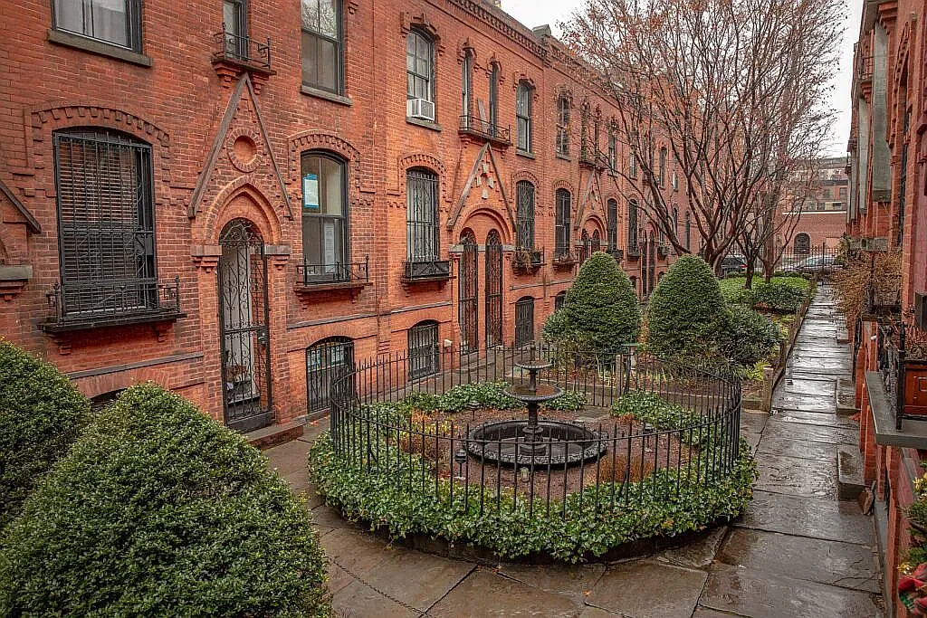 23 Warren Place — Photo 2