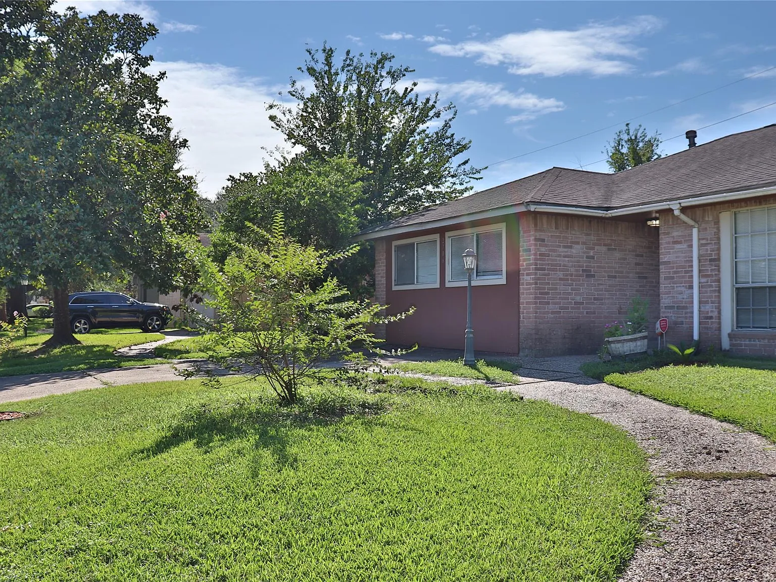 3 bed, 2.0 bath, 1572 sqft, $2,000 — Photo 3
