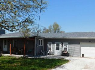 10228 E Rileyville Rd, Dix, IL 62830