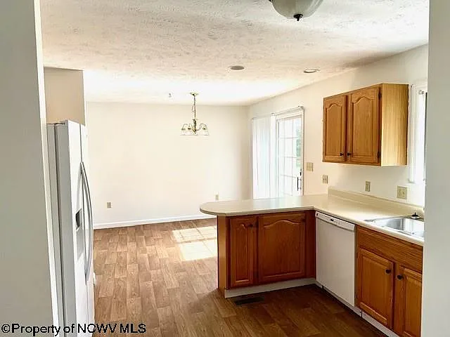 1392 Bennett Dr — Photo 6