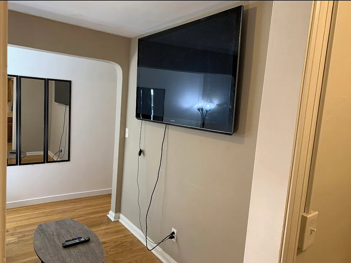 3 bed, 864 sqft, $1,200 — Photo 2