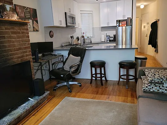 Rented by Chartwell Manhattan Realty | media 18