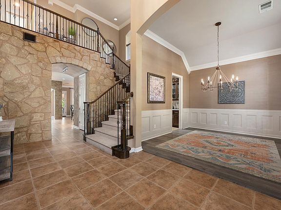 5th image of 571 Aspen Dr