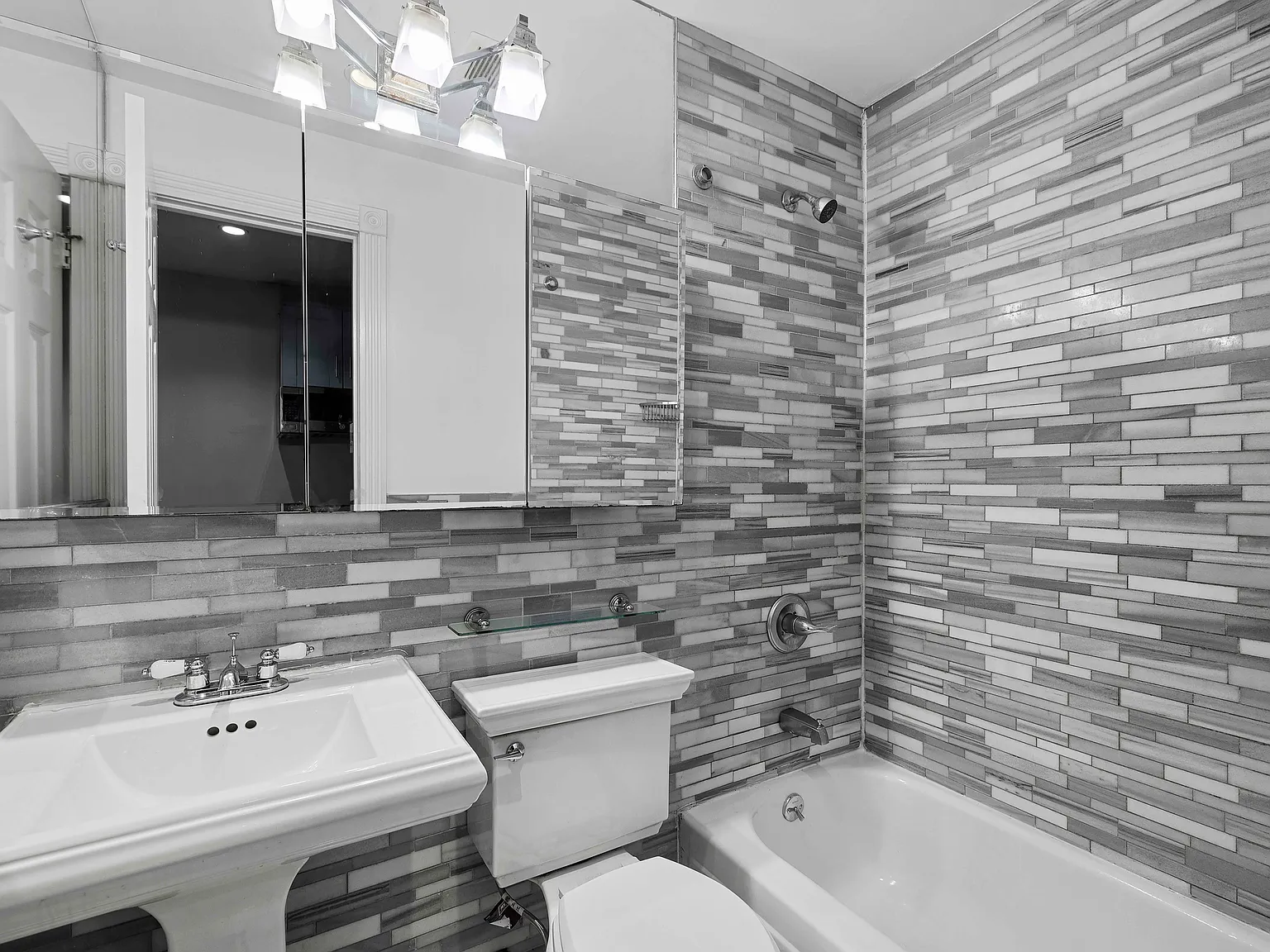 326 East 35th Street — Photo 3