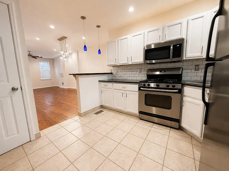 1811 Montrose St — Photo 8