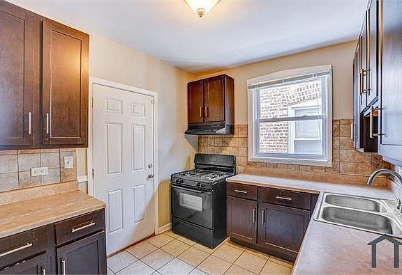 5th image of 1523 E 74th Pl #1