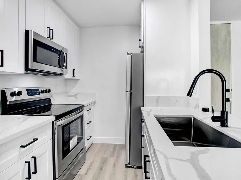520 Kelton — Photo 17