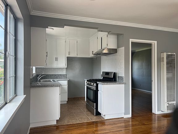 4th image of 10829 Bloomfield St #1/4