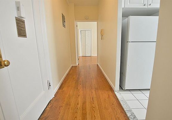 4th image of 305 W 45th St APT 3F