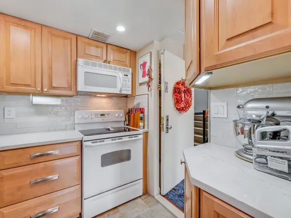 9977 Shore Road image 10 of 27