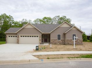 1103 Highland Village Dr, Mishawaka, IN 46545
