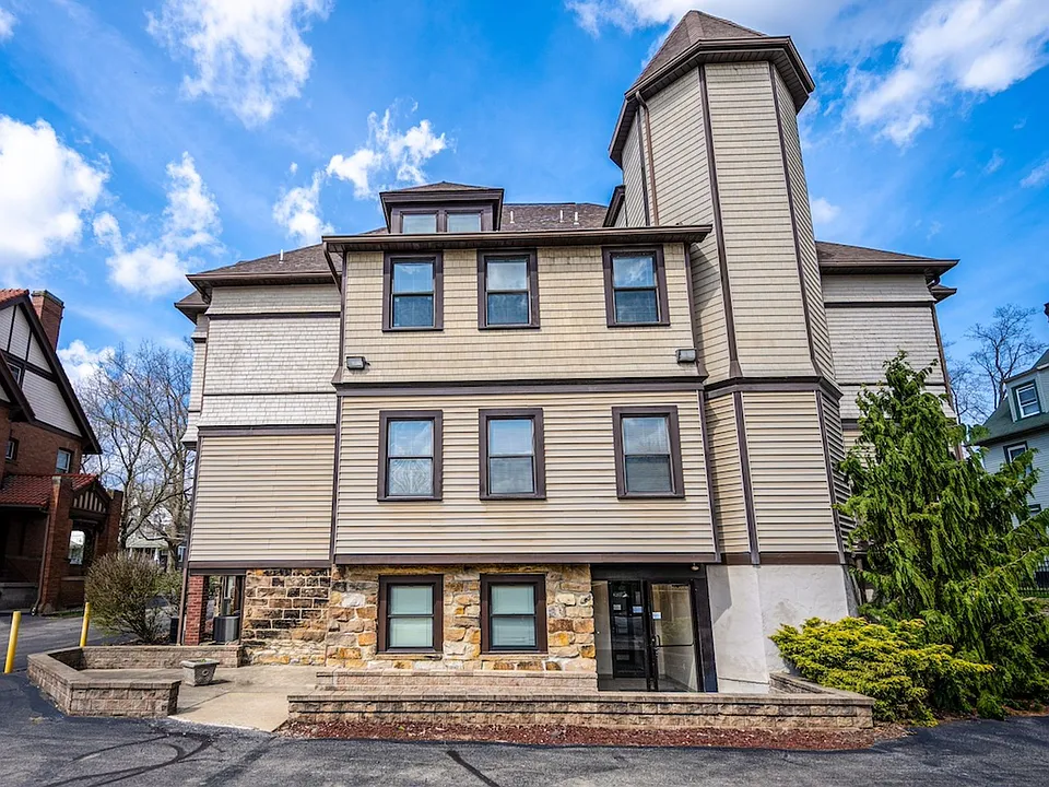 320 E Lincoln Ave #402