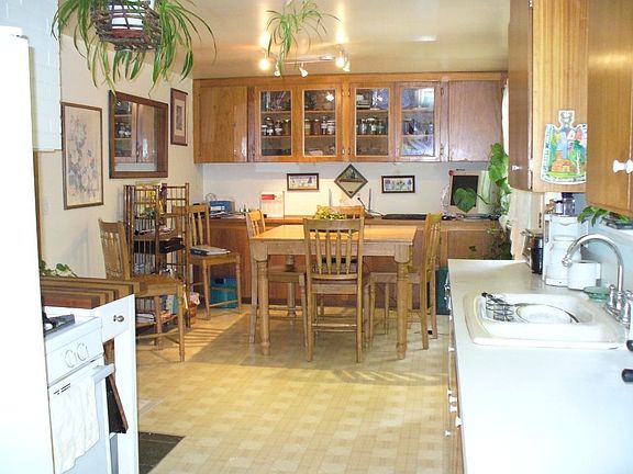 Kitchen picture w/ table