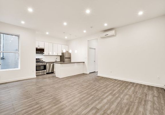 4th image of 2853 Steinway St #3F