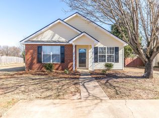 404 Chadwyck Cir, Bonaire, GA