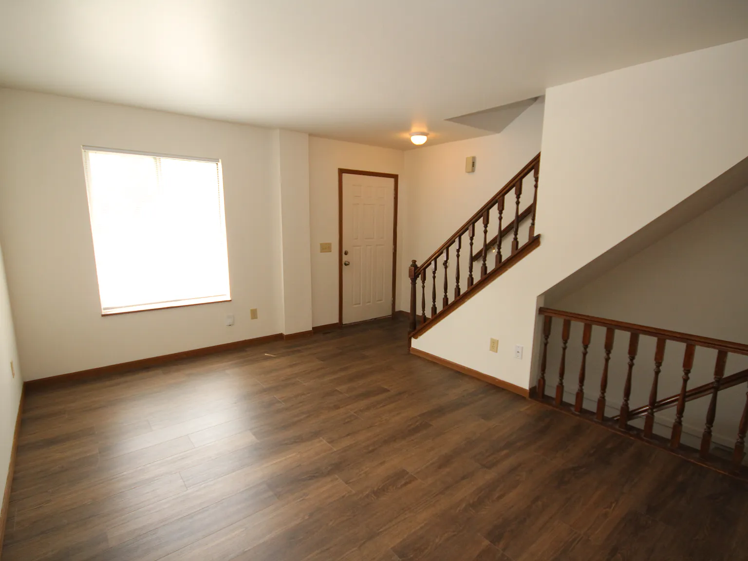 3 bed, 2.5 bath, 976 sqft, $1,400 — Photo 1
