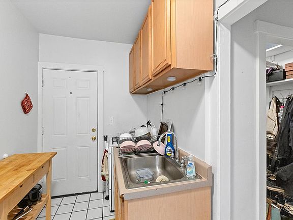 3rd image of 656 W Oakdale Ave APT 2A