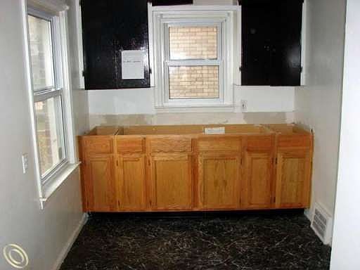 5th image of 18424 Wexford St