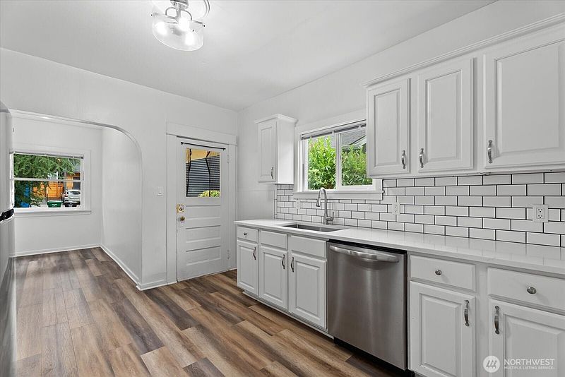 3rd image of 5509 Kensington Place N