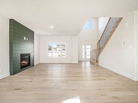 4th image of 619 Geneva Cres