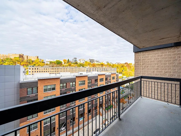 700 1st St #8Q — Photo 3