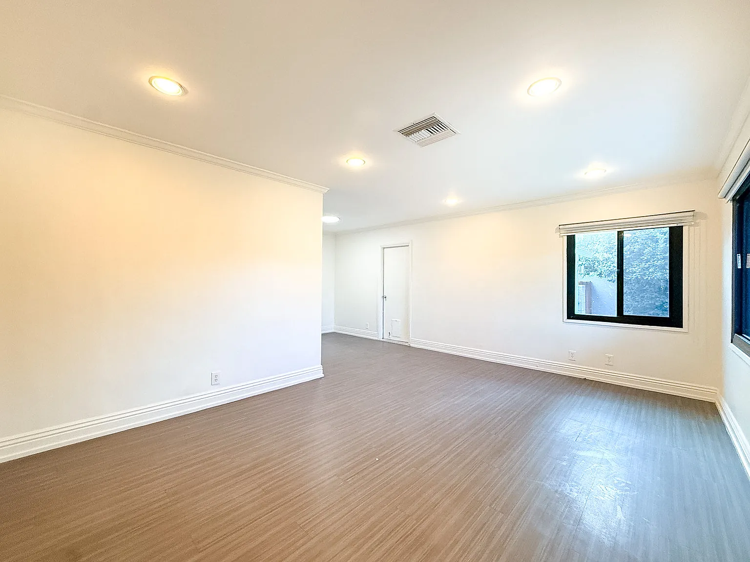 3 bed, 1300 sqft, $4,195 — Photo 2