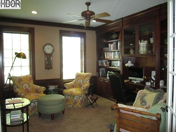4th image of 2701 Hawthorne Ln