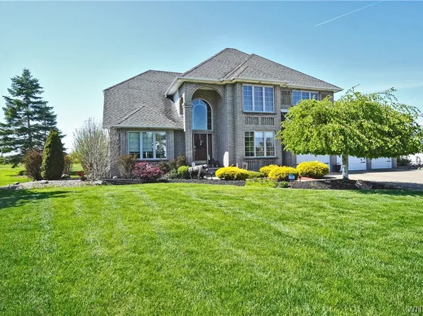 5572 Pebble Beach Dr, Hamburg, NY 14075