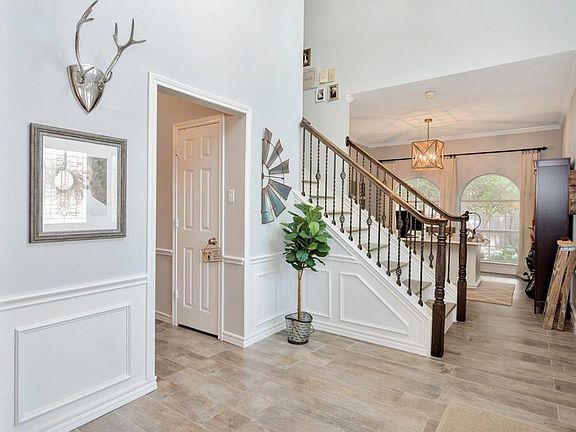 5th image of 1914 Wood Crest Dr