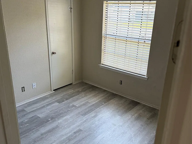 1100 E Logan St — Photo 8