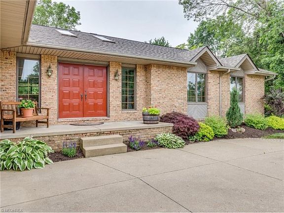 3rd image of 120 Leighton Ln
