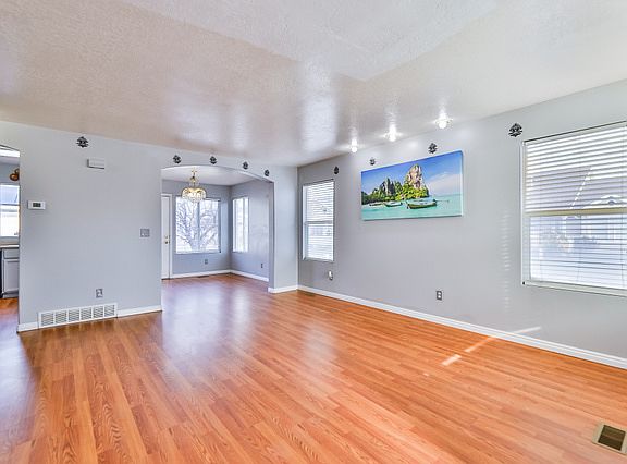 3rd image of 1518 W Marseilles Way