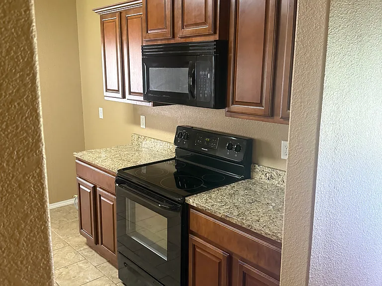 1312 Crossing Loop — Photo 3