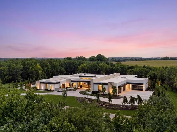 17460 Galloway Dr, Stilwell, KS 66085