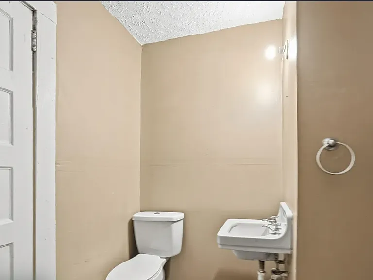 923 Elizabeth St — Photo 5