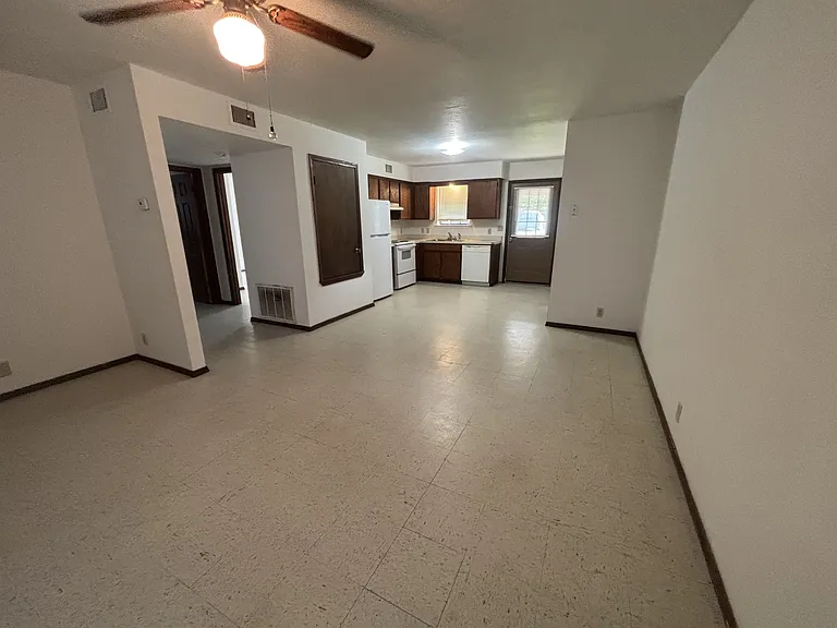 96 Roberts Ave — Photo 4