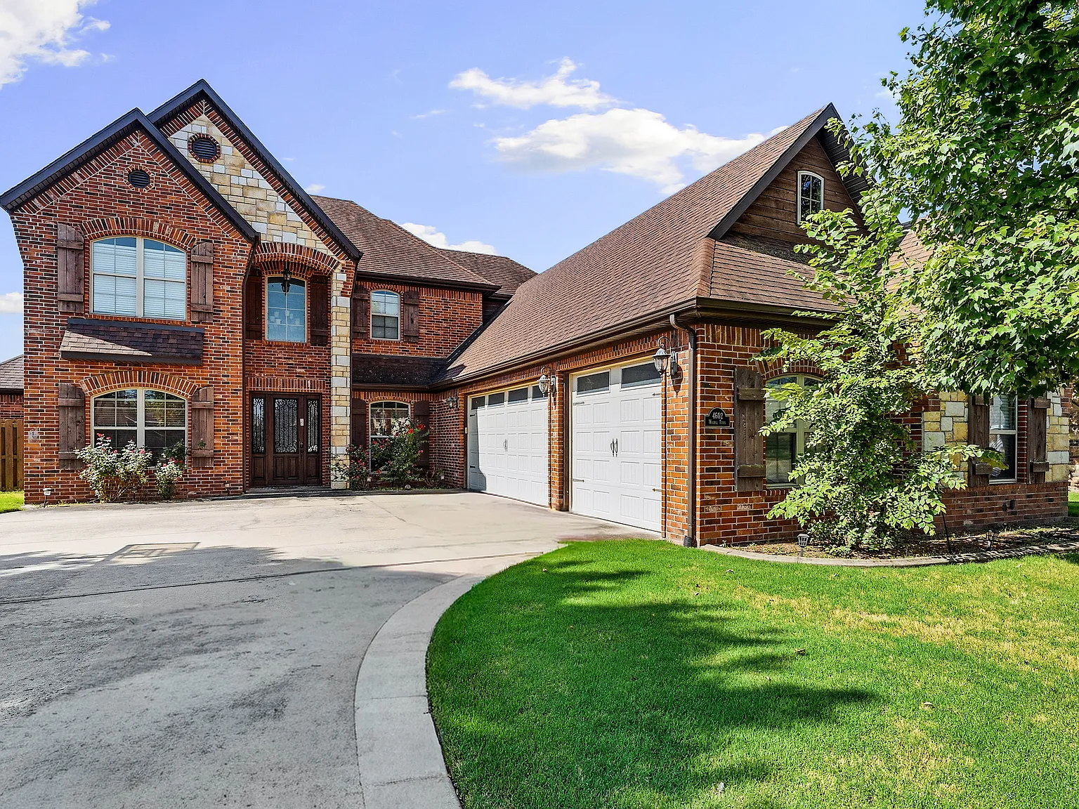 5 bed, 3.5 bath, 3383 sqft, $3,700 — Photo 2