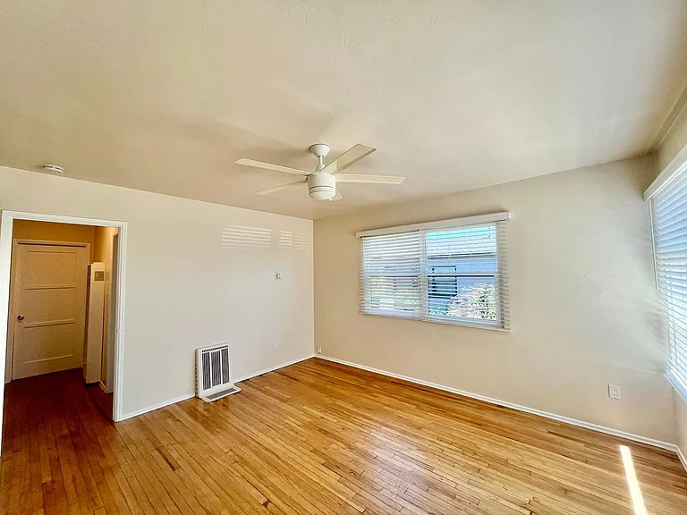 2447 Boundary St — Photo 14
