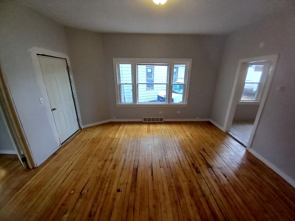 Large Living Area w/ Hardwood Floors