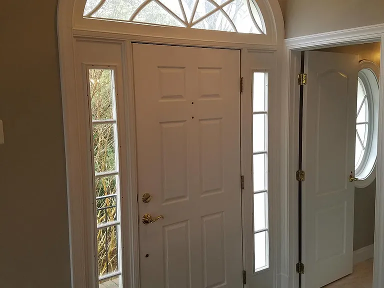 1619 Seneca Ave — Photo 3