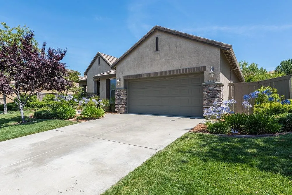 8025 Damico Dr photo 1