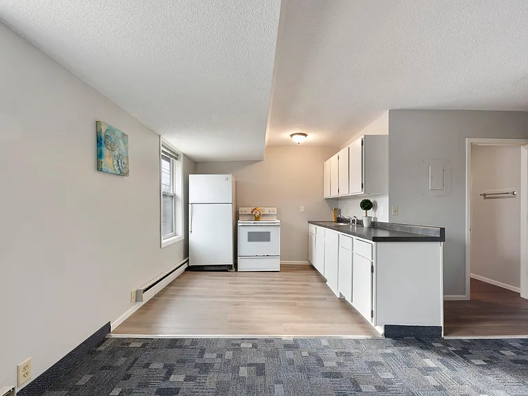154 E Broadway St — Photo 4