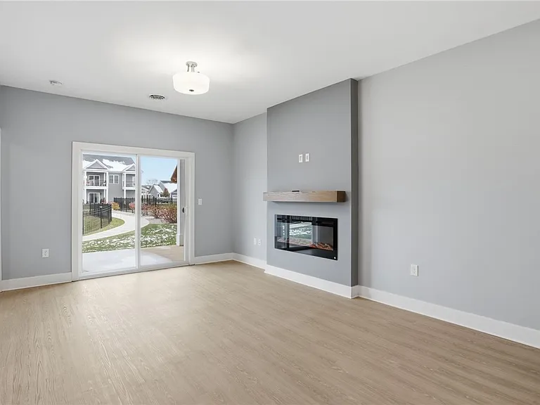 1195 Marina Pkwy — Photo 4