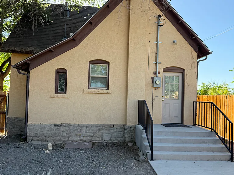 915 E Routt Ave — Photo 2