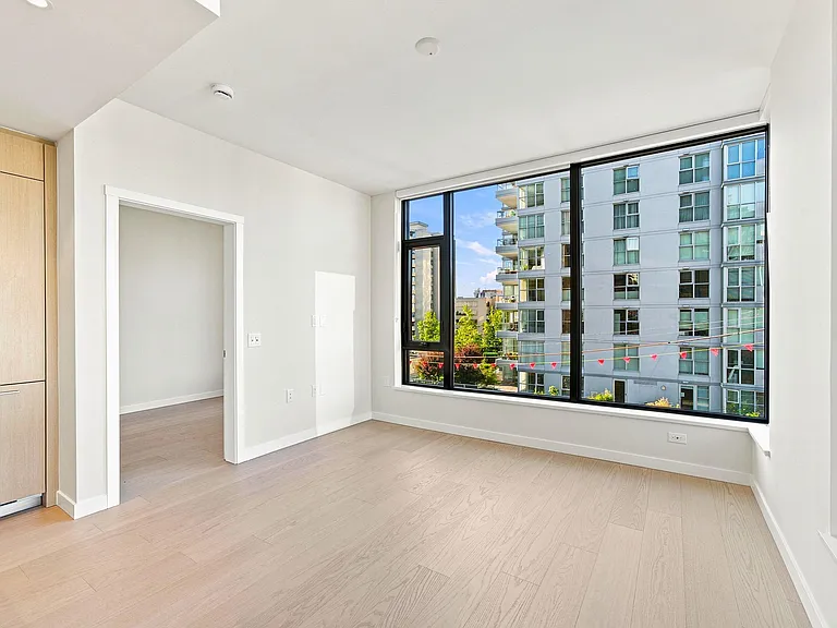 128 W 15th St #403 — Photo 7