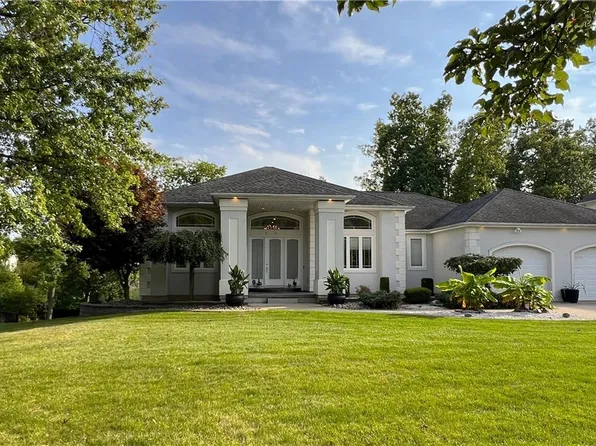 271 Forest Creek Ln, Grand Island, NY 14072
