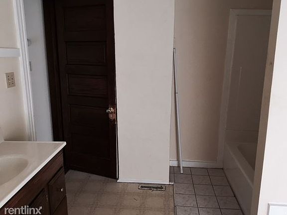 UPPER BATHROOM