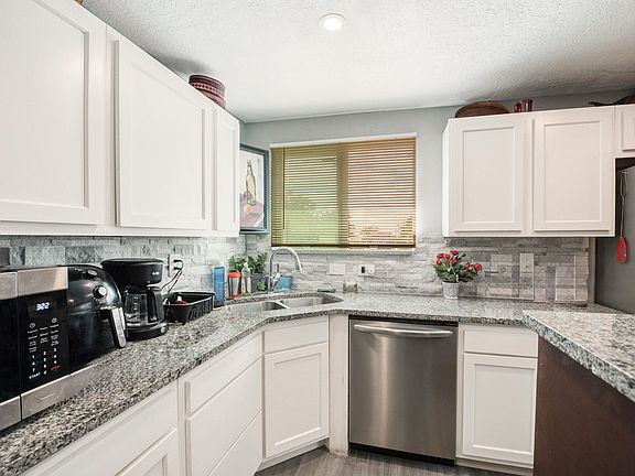 5th image of 3500 La Veta Dr NE