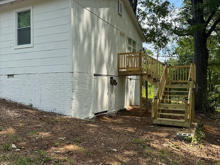 2733 Simpson St — Photo 2