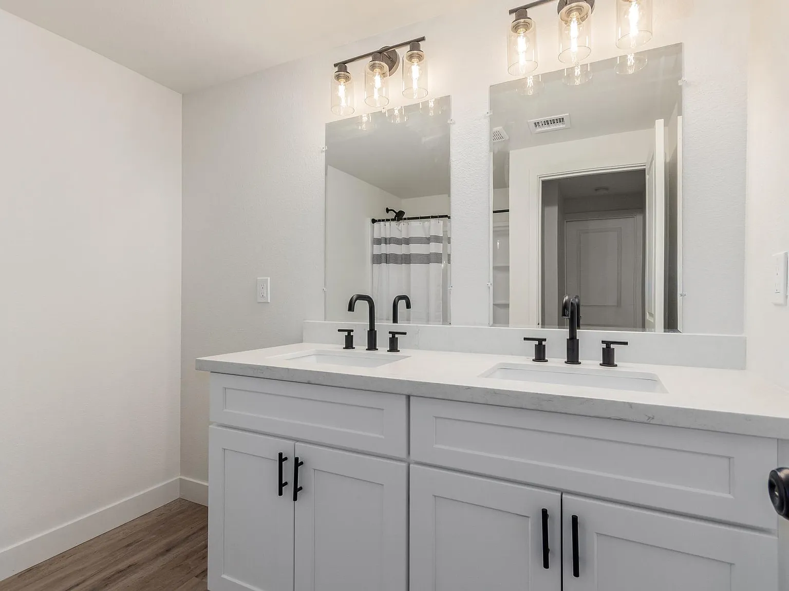 4 bed, 2.0 bath, 1800 sqft, $884 — Photo 4
